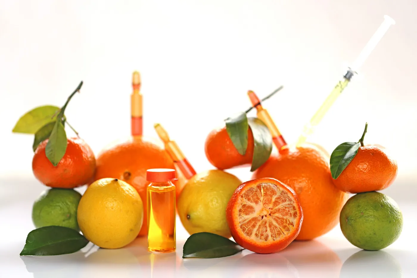 Frische Zitrusfrüchte und Vitamin-Ampullen als Symbol der Infusionstherapie
